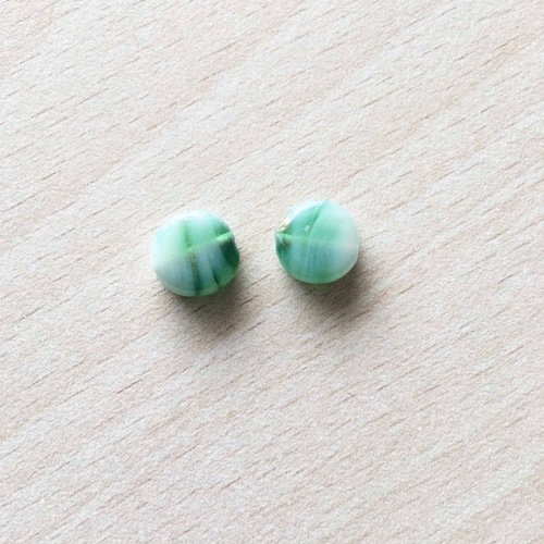 Perle artisanale en verre  "pastille" couleur: vert sapin