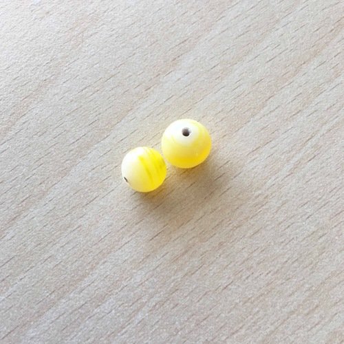 Perle artisanale en verre  "ronde " couleur: jaune