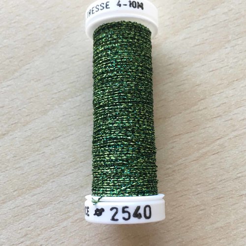 Bobine de fil métallisé au ver à soie 2540 tressé 4 