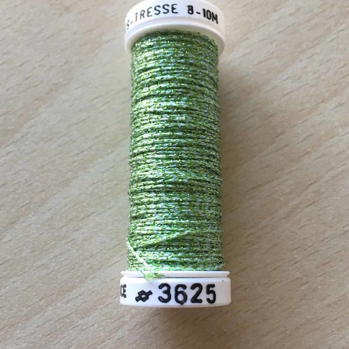 Bobine de fil métallisé au ver à soie 3625 tressé 4 