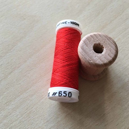 Bobine de soie surfine 650 rouge écarlate