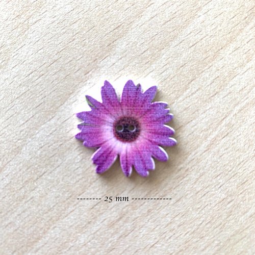 Joli petit bouton "marguerite " violet fuchsia taille:  25 mm 
