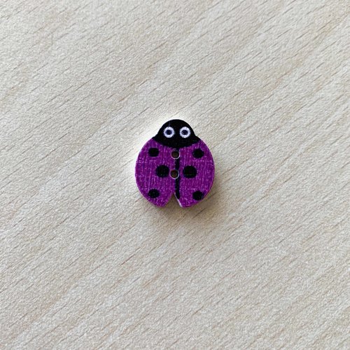 Joli petit bouton "coccinelle " mauve  taille:  15 mm 