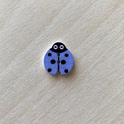 Joli petit bouton "coccinelle " lilas  taille:  15 mm 