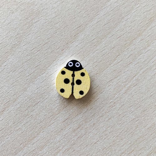 Joli petit bouton "coccinelle " jaune taille:  15 mm 