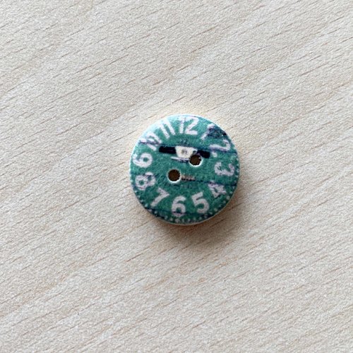 Joli petit bouton "pendule " 02  taille:  20 mm 