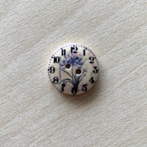 Joli petit bouton "pendule " 03  taille:  20 mm 
