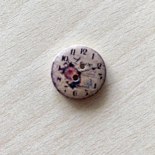 Joli petit bouton "pendule " 04  taille:  20 mm 