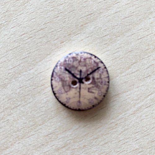 Joli petit bouton "pendule " 06  taille:  20 mm 
