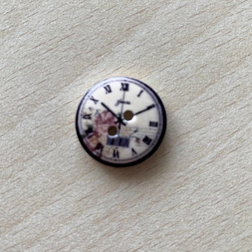 Joli petit bouton "pendule " 09  taille:  20 mm 