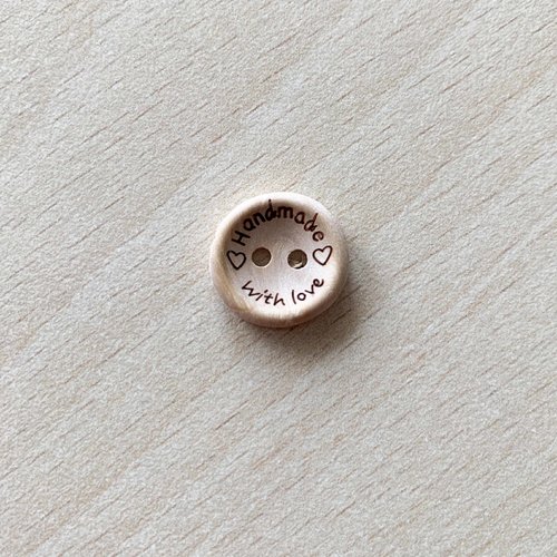 Joli petit bouton "handmade" taille 15 mm