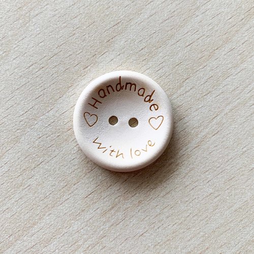 Joli petit bouton "handmade" taille 25 mm
