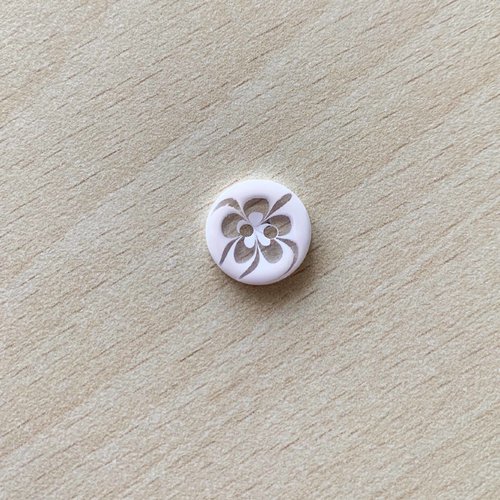 Joli petit bouton en acrylique motif floral blanc. taille 13 mm