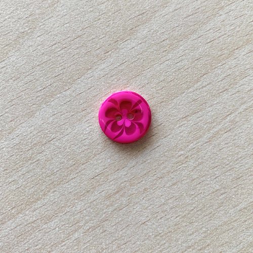 Joli petit bouton en acrylique motif floral fuchsia taille 13 mm