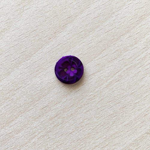 Joli petit bouton en acrylique motif floral mauve taille 13 mm