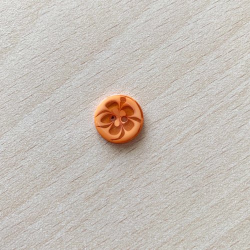 Joli petit bouton en acrylique motif floral orange taille 13 mm
