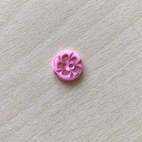 Joli petit bouton en acrylique motif floral rose taille 13 mm