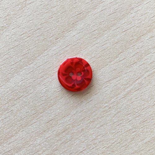 Joli petit bouton en acrylique motif floral rouge taille 13 mm