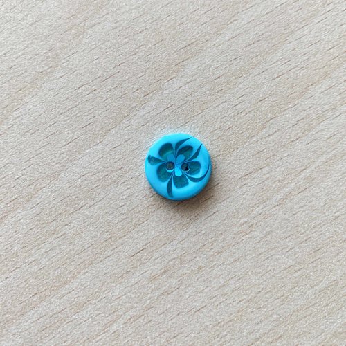 Joli petit bouton en acrylique motif floral turquoise taille 13 mm