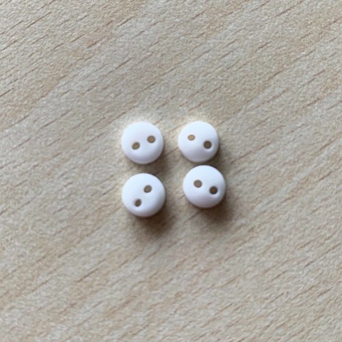 Jolie petit bouton pour les vêtements de poupées. taille 5mm couleur blanc 