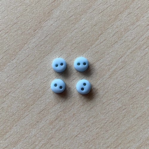 Jolie petit bouton pour les vêtements de poupées. taille 5mm couleur bleu ciel 