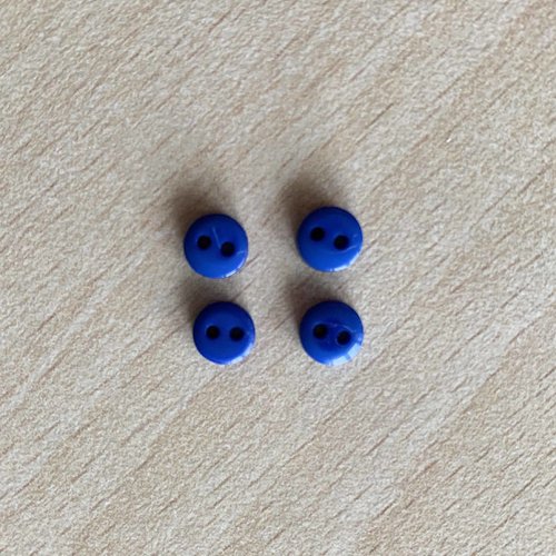 Jolie petit bouton pour les vêtements de poupées. taille 5mm couleur bleu foncé