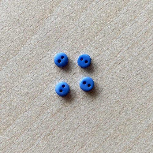 Jolie petit bouton pour les vêtements de poupées. taille 5mm couleur bleu