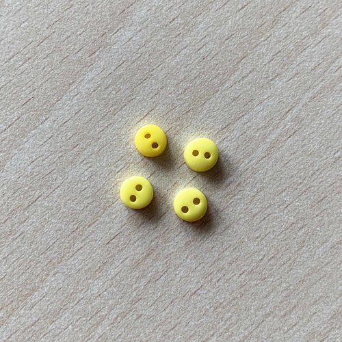 Jolie petit bouton pour les vêtements de poupées. taille 5mm couleur jaune