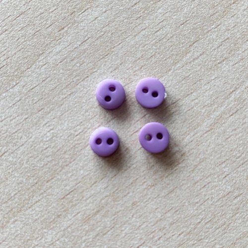 Jolie petit bouton pour les vêtements de poupées. taille 5mm couleur lilas