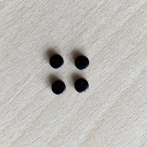 Jolie petit bouton pour les vêtements de poupées. taille 5mm couleur noir