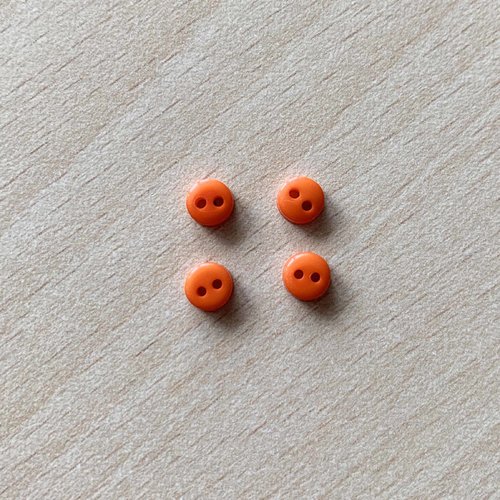 Jolie petit bouton pour les vêtements de poupées. taille 5mm couleur orange