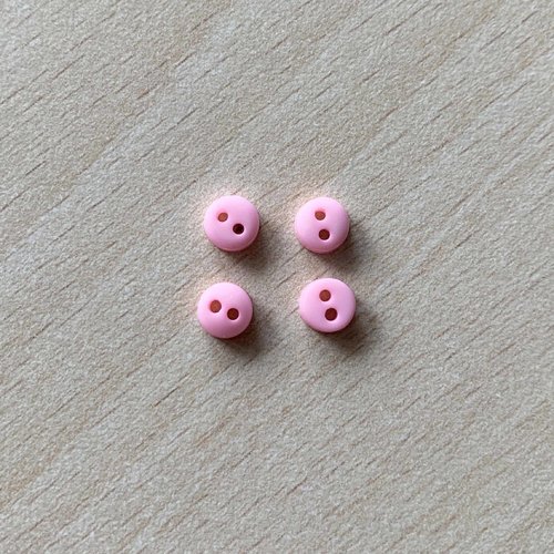 Jolie petit bouton pour les vêtements de poupées. taille 5mm couleur rose