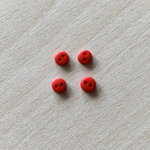 Jolie petit bouton pour les vêtements de poupées. taille 5mm couleur rouge