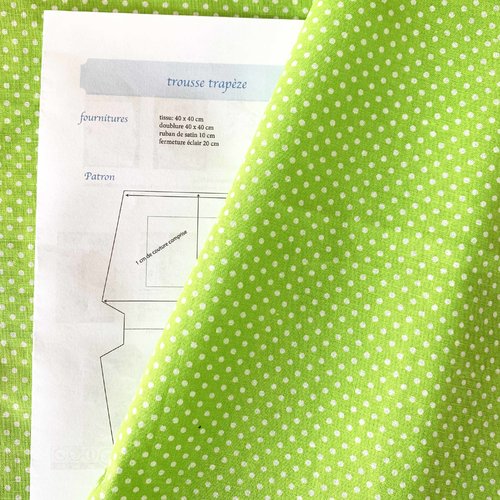 Joli coupon de tissu en coton à pois vert blanc