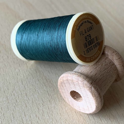 Bobine de fil à gant couleur 879