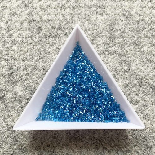 Jolie petite perle "miyuki" micro-bille couleur bleu irisé taille 15/0