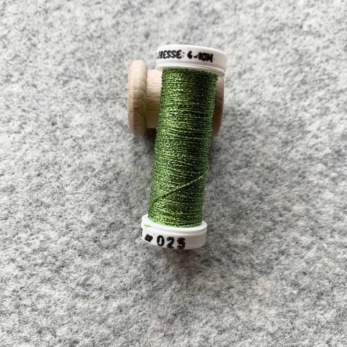 Bobine de fil métallisé au ver à soie 025 t 4