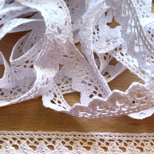 Dentelle en coton blanc fine et aérée 16 mm