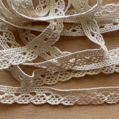 Dentelle en coton beige - écru fine et aérée 10 mm
