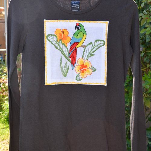 Tee-shirt femme coton brodé main « perroquet et fleurs hibiscus ».