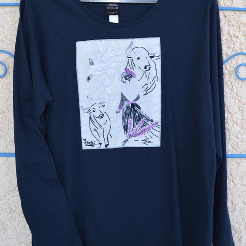 Tee-shirt femme coton brodé main « motif de camargue ».