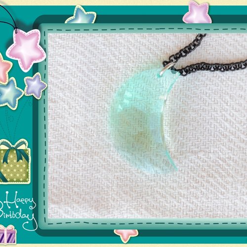 Pendentif sur chaîne forme demi lune en cristal