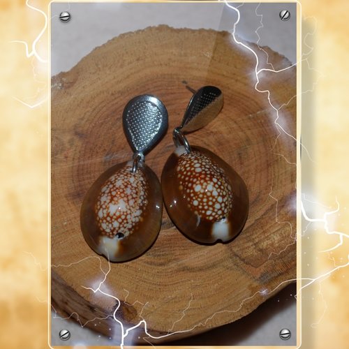 Boucle d’oreille pendante avec coquillage