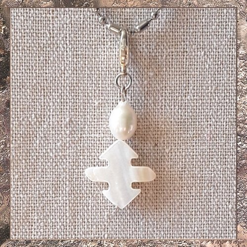 Pendentif tribal perle d'eau douce et nacre