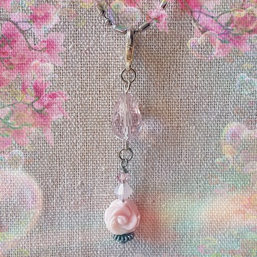 Pendentif en coquillage lambi conque rose et cristal