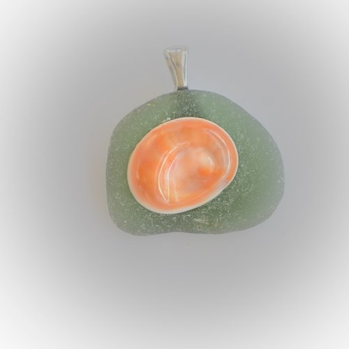 Pendentif coquillage naturel œil de saint lucie et verre de mer