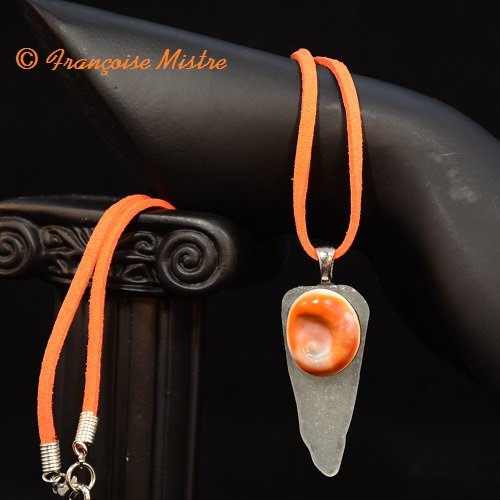 Pendentif œil de saint lucie sur verre de mer