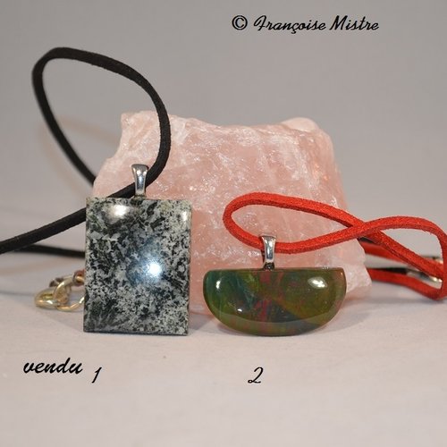 Pendentif en pierre naturelle jaspe sangain