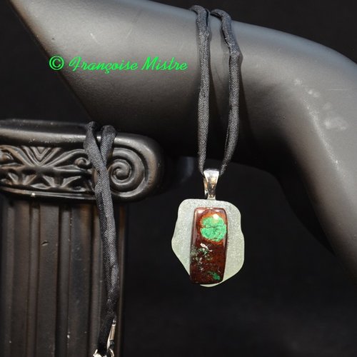 Pendentif en pierre naturelle chrisocolle sur verre de mer