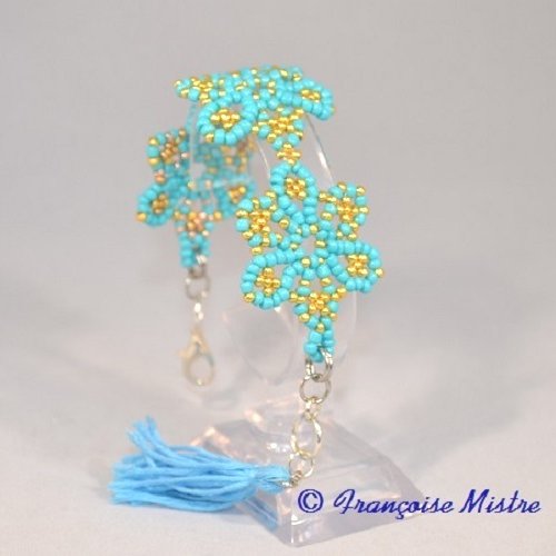 Ce bracelet fleurs bleues et breloques